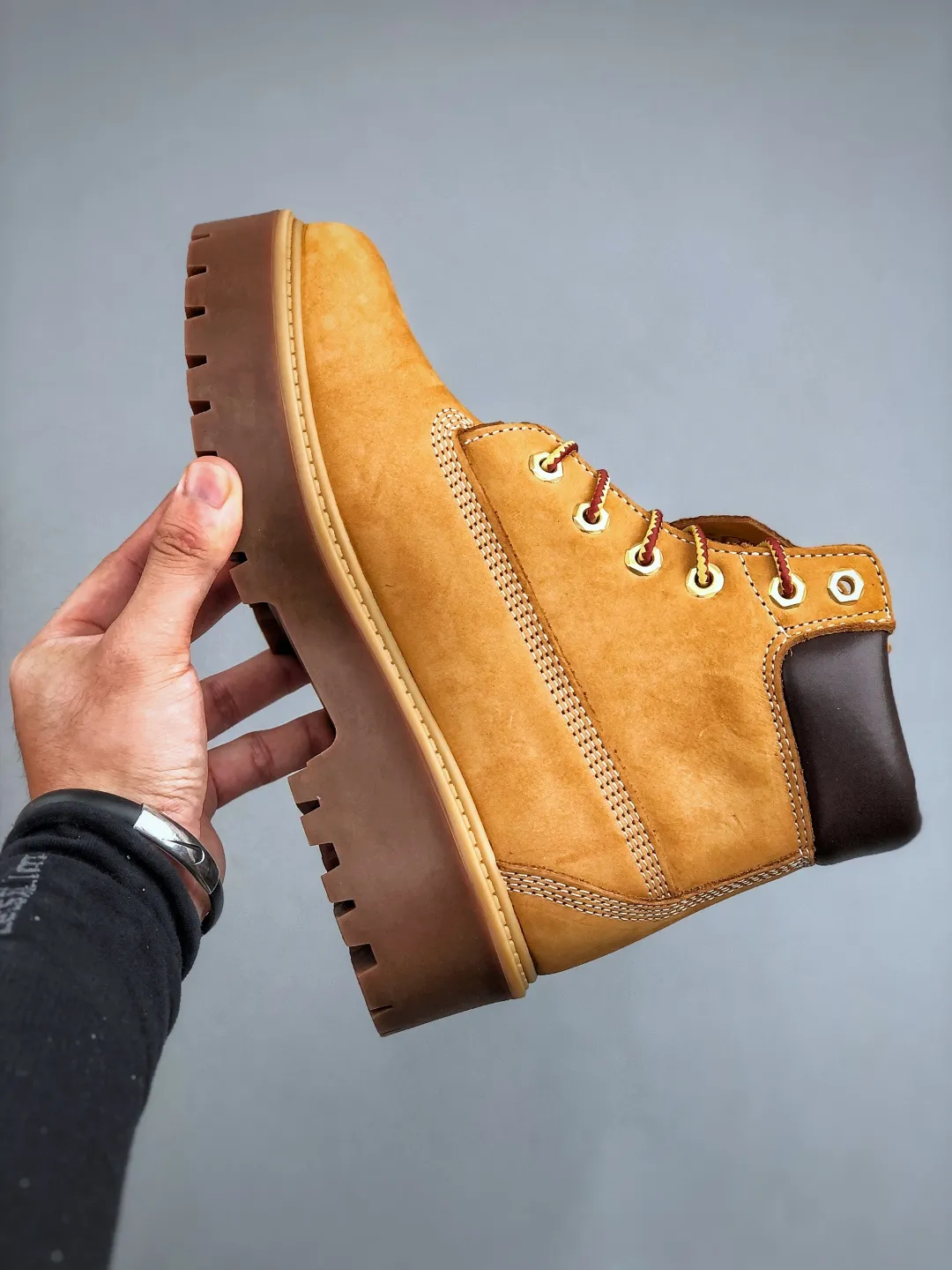 Local self-pickup💰640 supports in-store Timberland/Timberland outdoor high-top thick-soled casual shoes series. Guangdong factory quality. Original box and original packaging. 25ss new fashion trend. The fabric is made of Italian 🇮🇹 top-grade frosted fine-grained cowhide. It is paired with anti-odor and anti-corrosion genuine leather latex insoles to give you a perfect wearing experience. The quality is exquisite and durable. A must-have for beautiful women. It is specially designed to treat roughness. High-quality foot feel is first-class. Size: 35 35.5 36 37 37.5 38 38.5 39 40